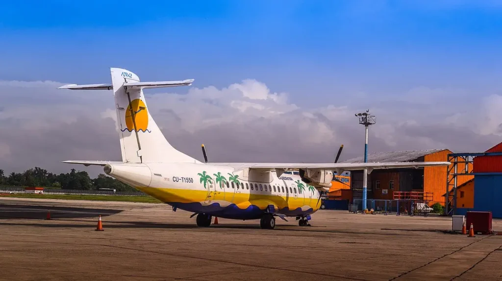 Самолёт ATR 42 в аэропорту Хосе Марти в Гаване