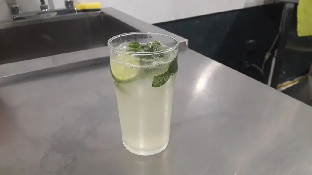 Мохито со льдом, мятой и лаймом