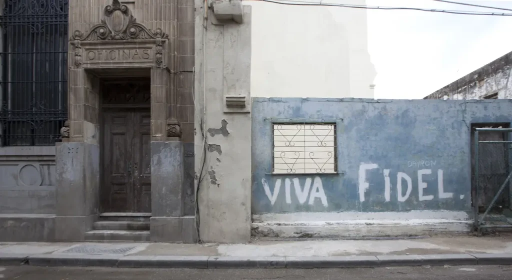 Язык на Кубе: испанская надпись Viva Fidel в Старой Гаване